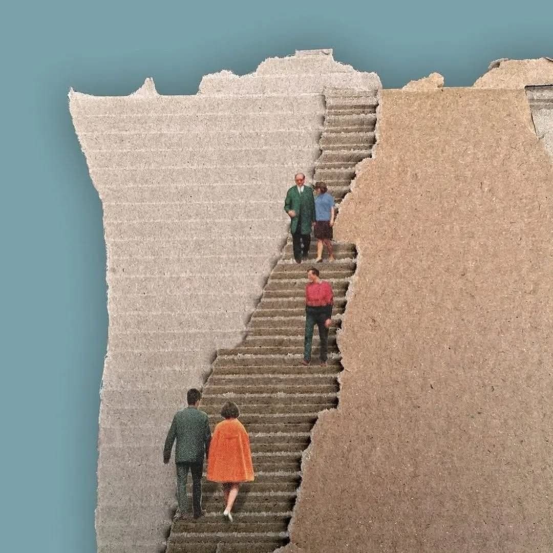 Colagem: pessoas subindo uma escada entre recortes de papelão