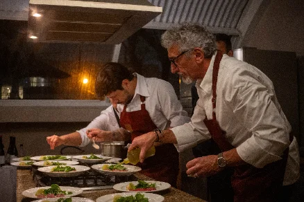 Chefs finalizando pratos em evento gastronômico — cobertura fotográfica da AKAE
