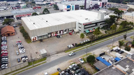 Foto aérea com drone de unidade comercial — produção da AKAE